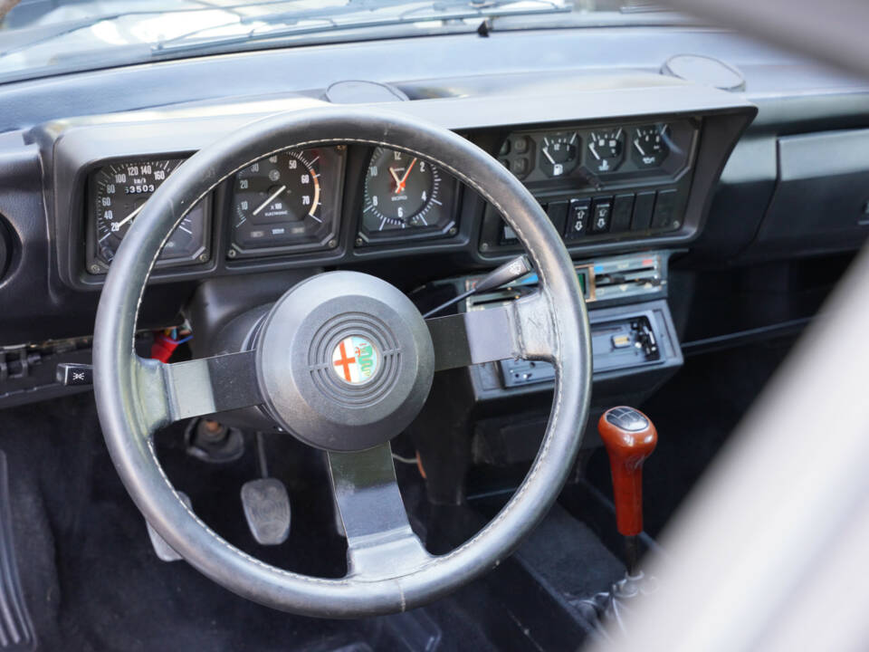 Image 37/50 of Alfa Romeo GTV 6 2.5 (1983)