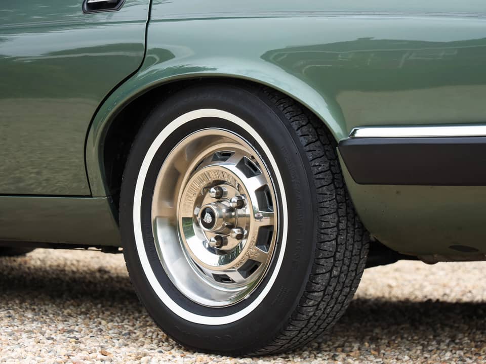 Image 36/50 of Jaguar XJ 6 4.2 (1985)