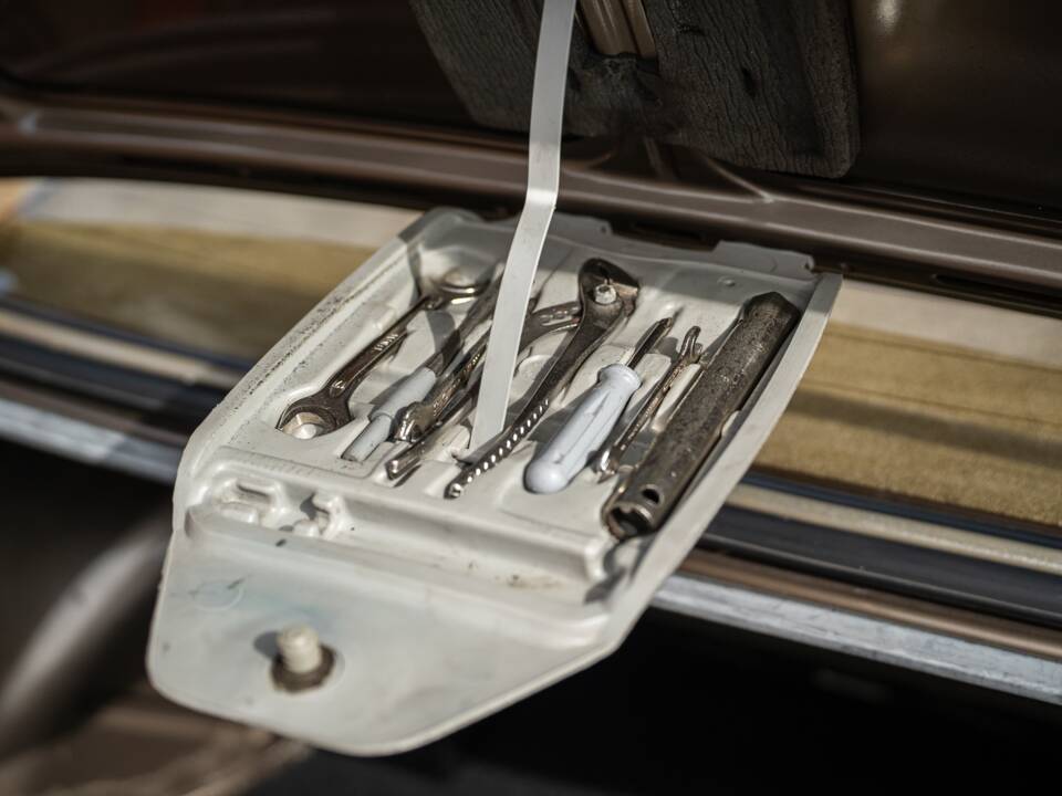 Image 20/76 of BMW 323i (1982)