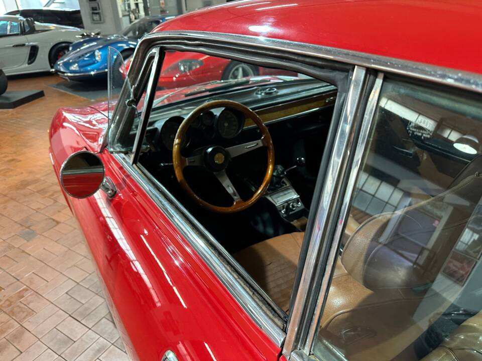 Immagine 26/30 di Alfa Romeo 2000 GT Veloce (1971)