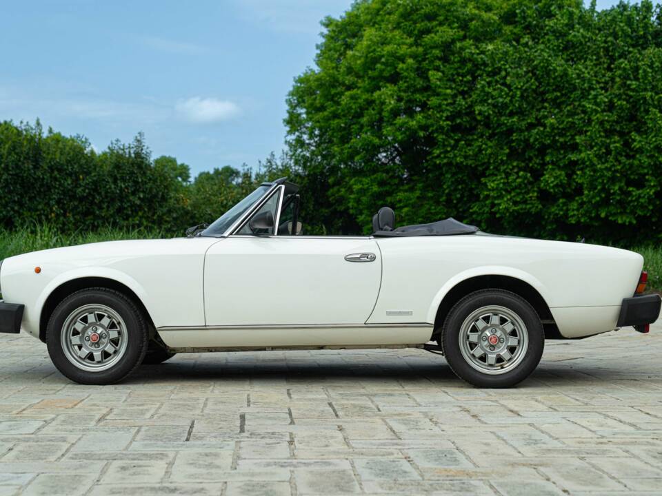 Image 6/50 of FIAT Spider 2000 Pininfarina 50th Anniversary Edition (1981)