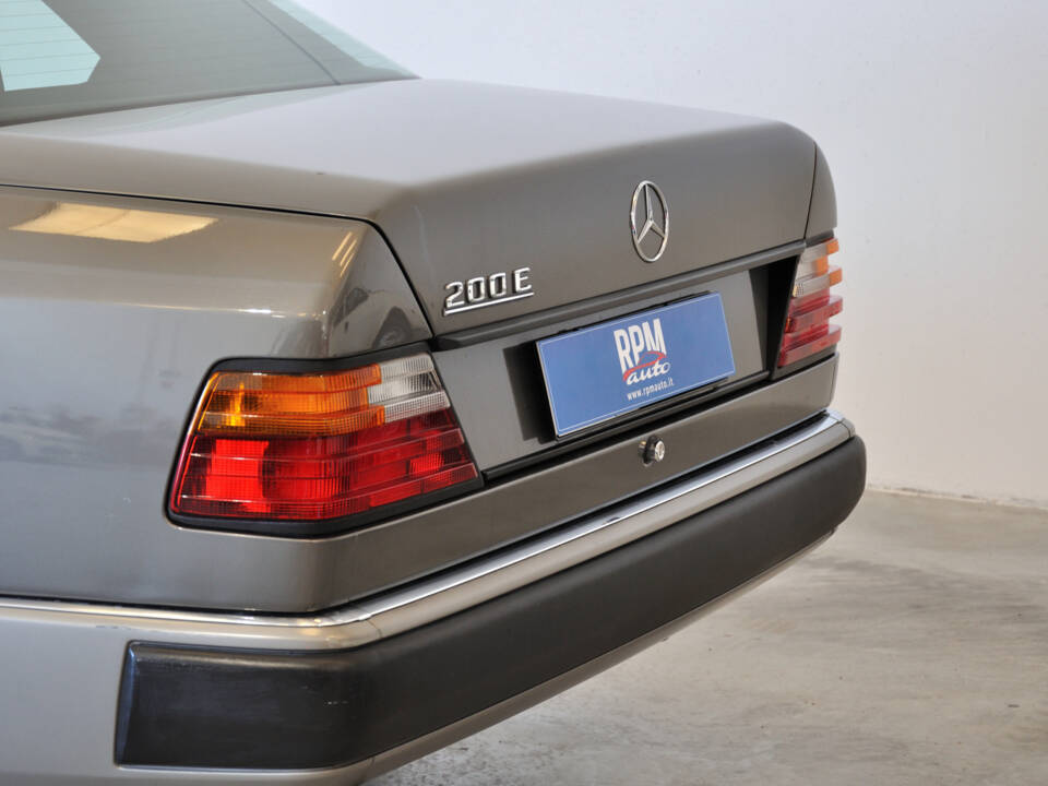 Image 8/25 of Mercedes-Benz 200 E (1992)