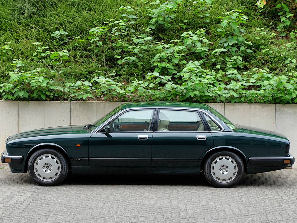 Image 6/77 de Jaguar XJ 40 (XJ-R) (1993)