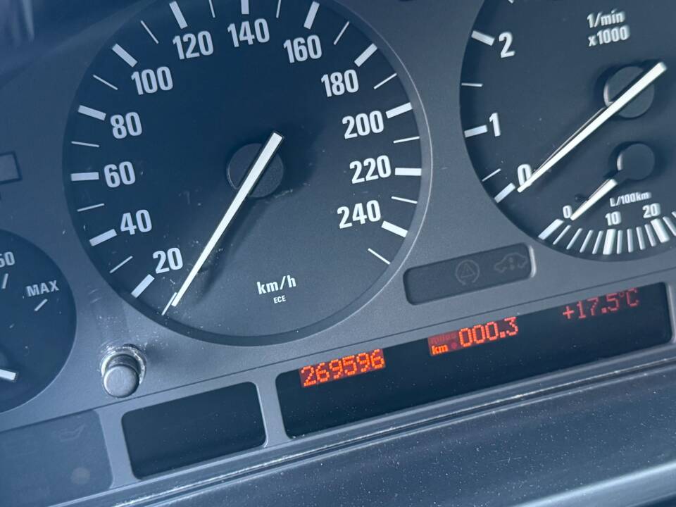 Image 41/100 of BMW 540i Touring (1998)
