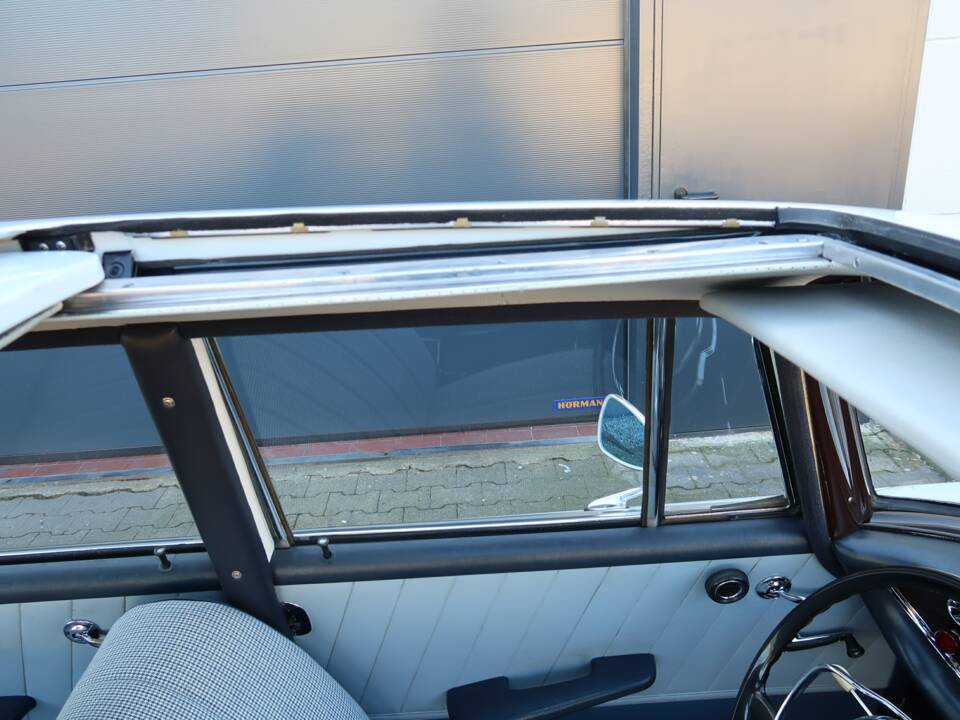 Image 8/50 of Mercedes-Benz 220 b (1965)
