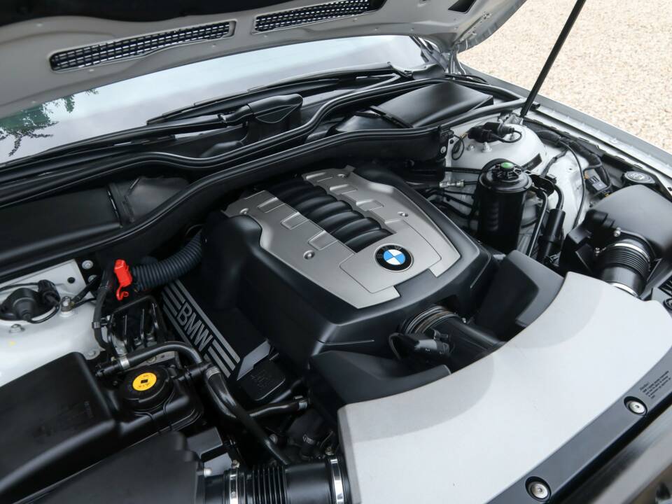 Immagine 38/50 di BMW 750i (2007)