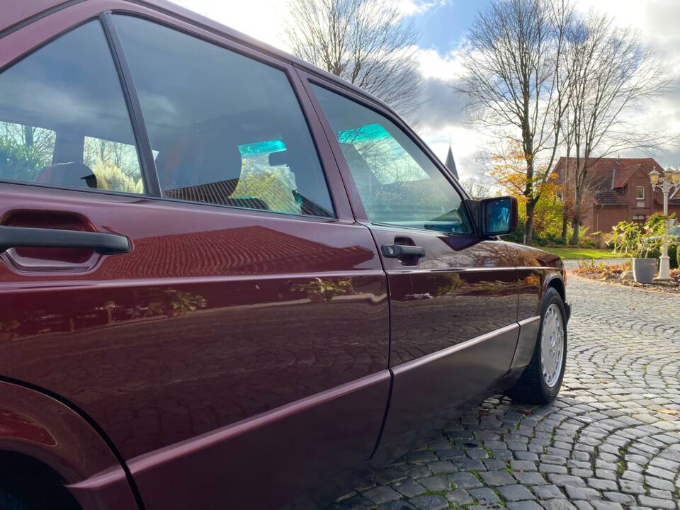 Image 4/27 of Mercedes-Benz 190 E 1.8 Avantgarde &quot;Rosso&quot; (1993)