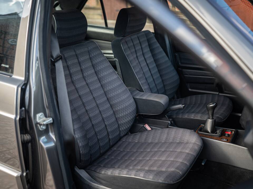 Immagine 34/73 di Mercedes-Benz 190 D 2.5 (1990)