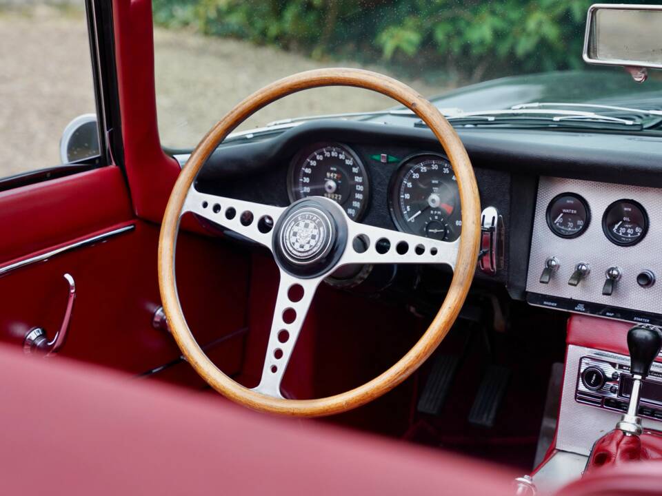 Immagine 7/50 di Jaguar E-Type 3.8 (1961)