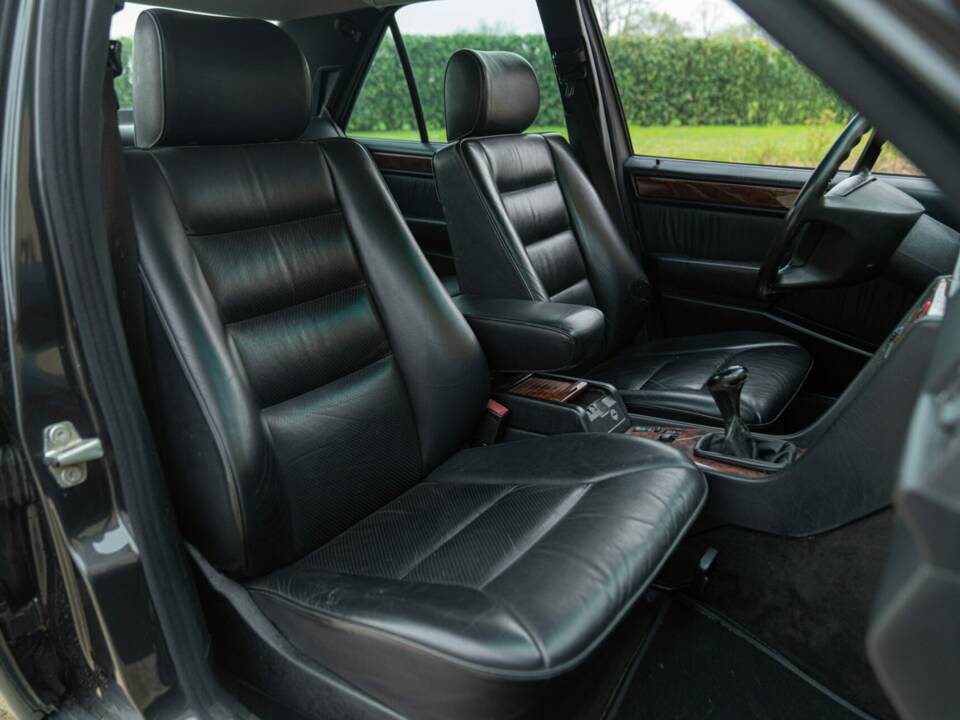 Obraz 23/49 pojazdu Mercedes-Benz 320 E (1993)