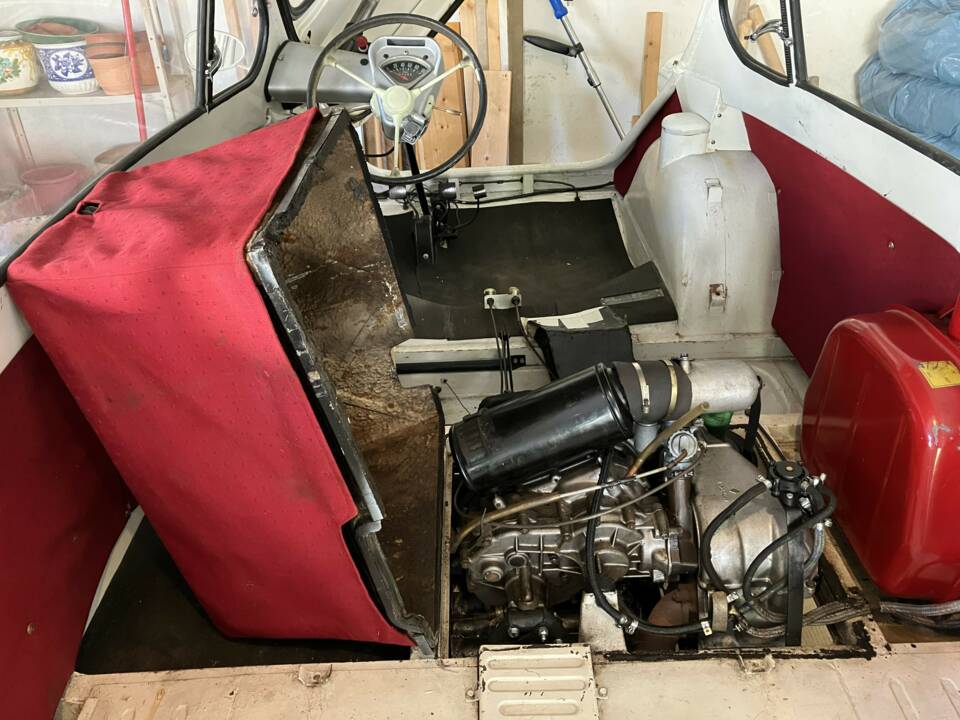 Motorraum mit geöffneter Abdeckung