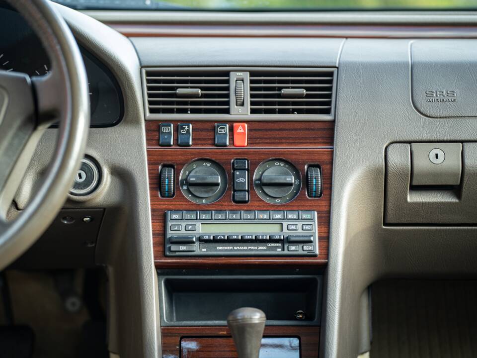 Bild 34/74 von Mercedes-Benz C 280 (1993)