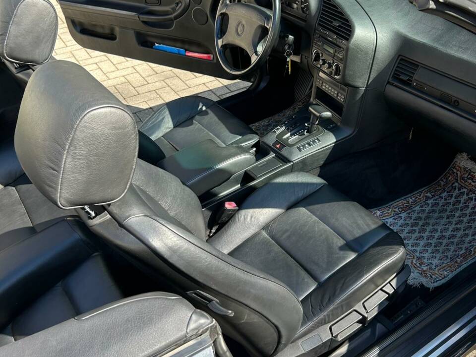 Immagine 8/11 di BMW 325i (1993)