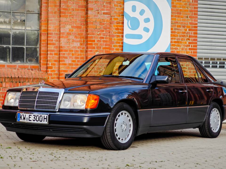 Bild 2/26 von Mercedes-Benz 300 E (1991)