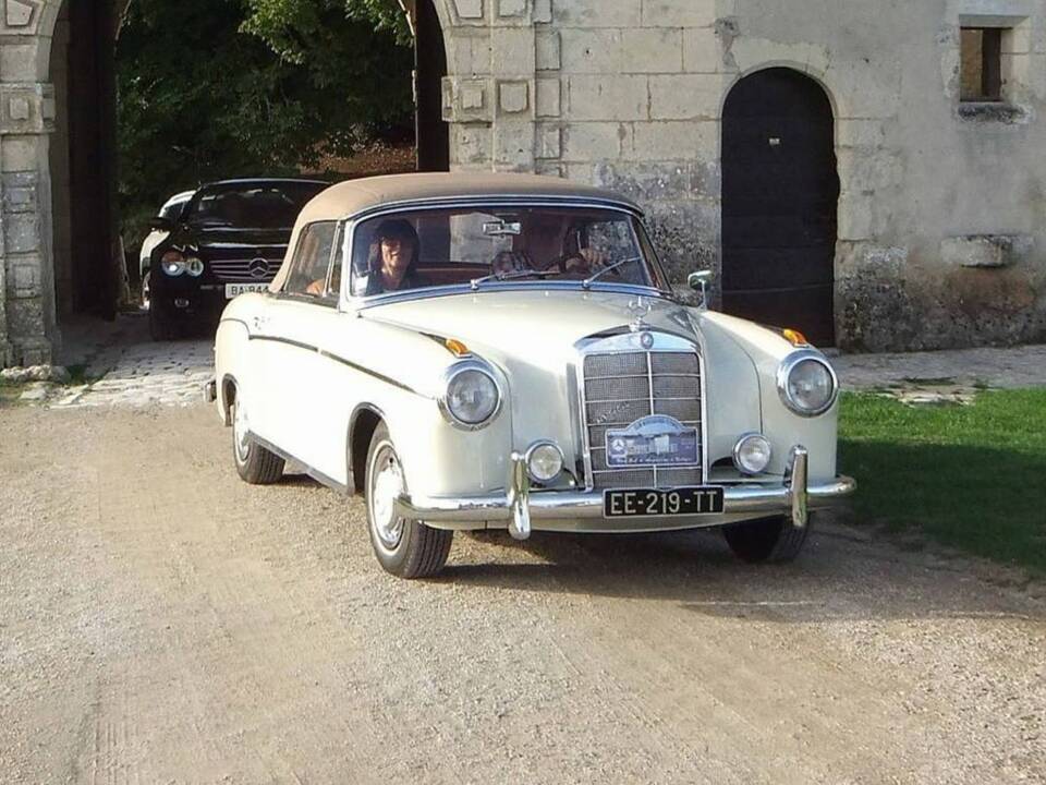 Image 6/8 of Mercedes-Benz 220 SE Cabriolet (1960)