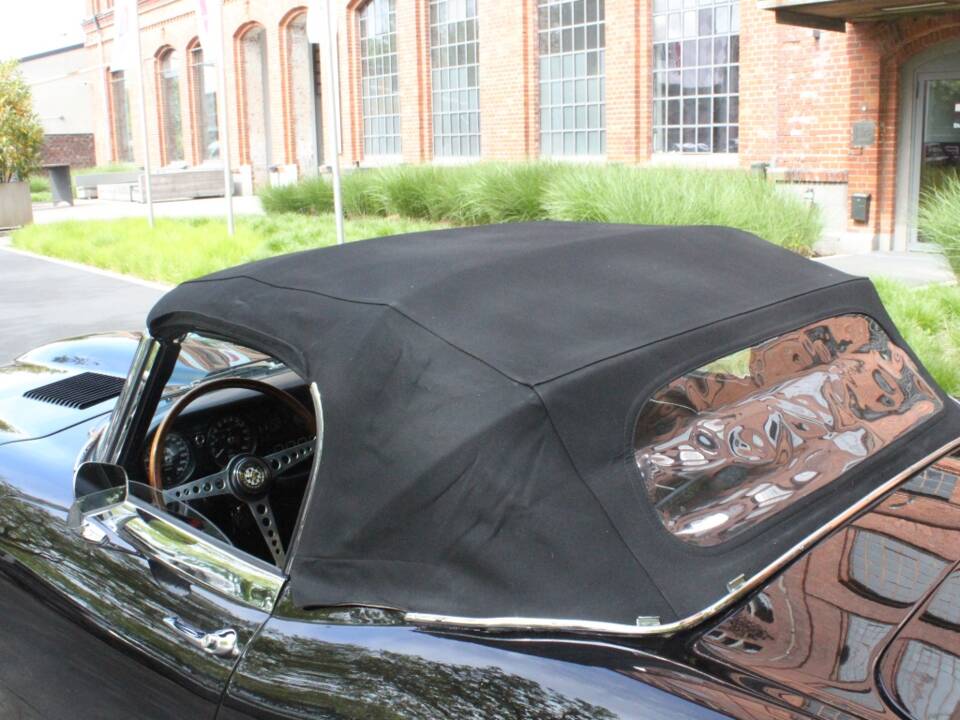 Image 15/24 of Jaguar E-Type (1970)