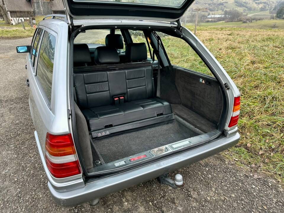 Image 15/16 of Mercedes-Benz E 300 Turbodiesel T (1996)