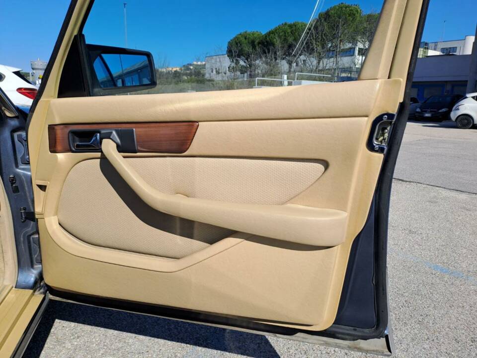 Image 48/50 of Mercedes-Benz 300 SE (1990)