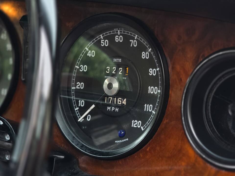 Image 24/50 of Jaguar XJ 6 4.2 (1972)