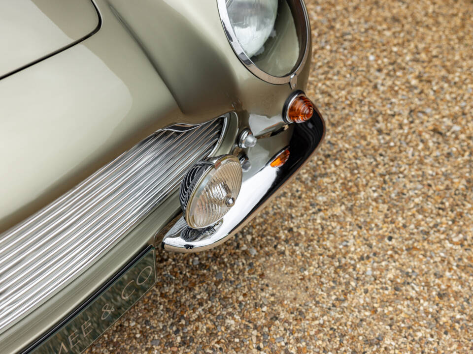 Immagine 38/57 di Aston Martin DB 6 Volante (1969)