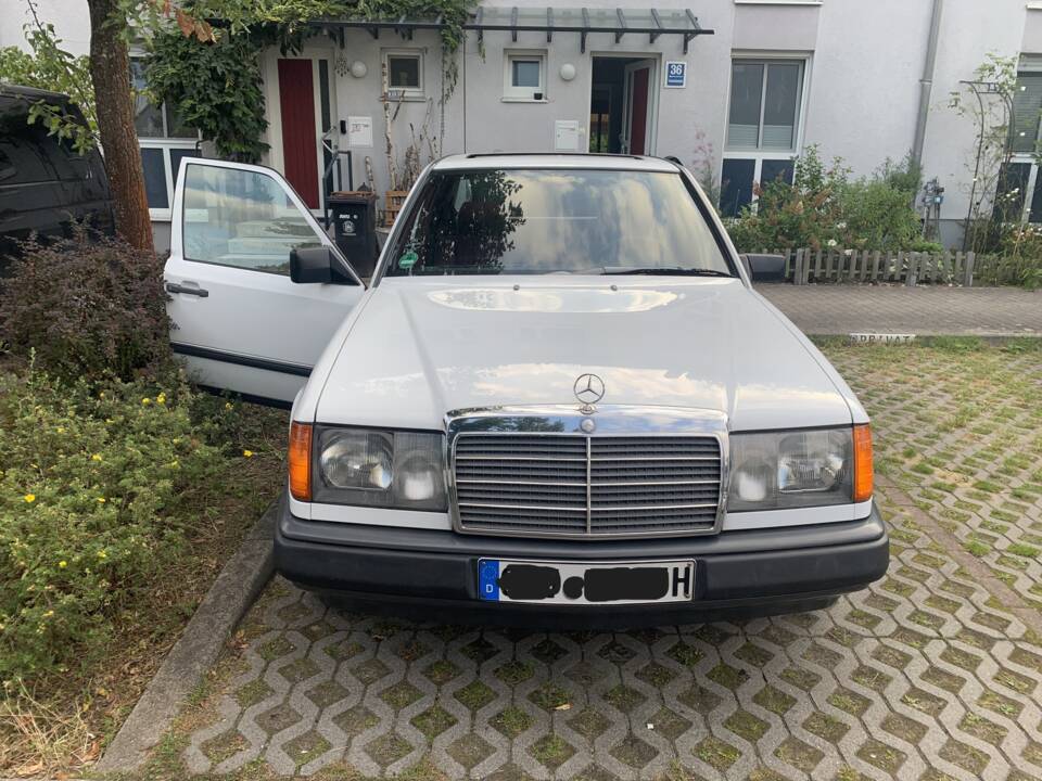 Image 6/18 of Mercedes-Benz 230 E (1987)