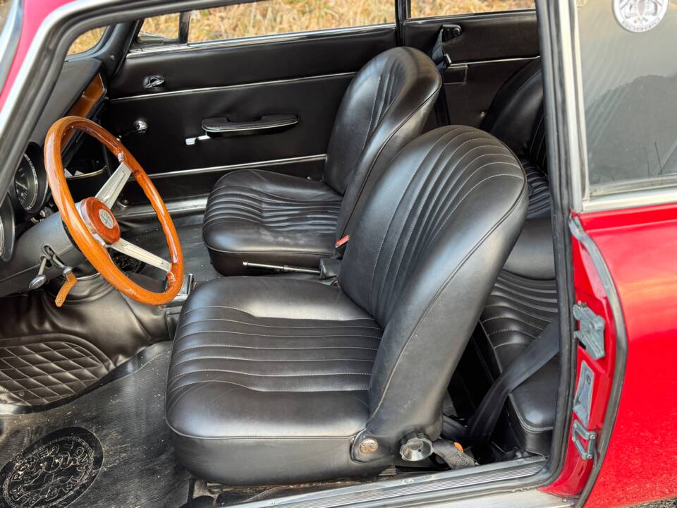 Immagine 23/48 di Alfa Romeo Giulia GT 1300 Junior (1972)