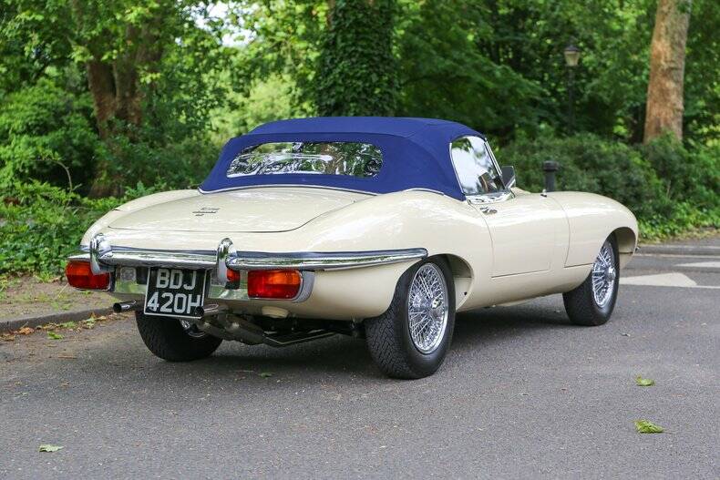 Image 40/50 de Jaguar E-Type (1969)