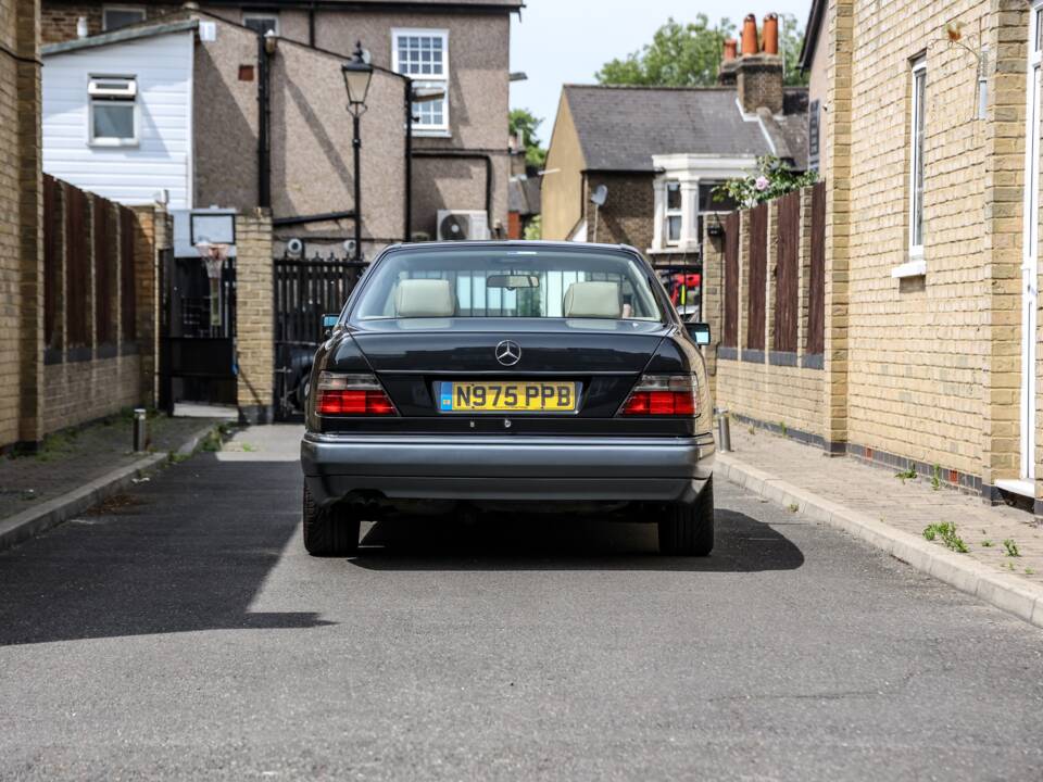 Image 9/37 of Mercedes-Benz E 320 (1995)