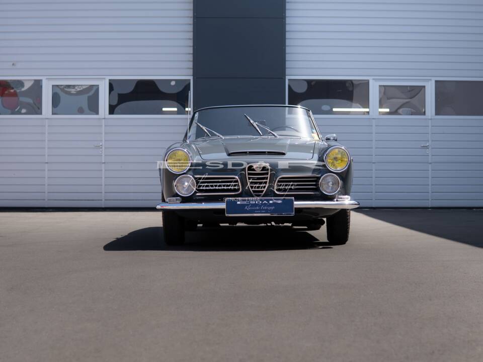 Image 6/31 of Alfa Romeo 2600 Spider (1963)