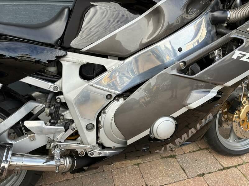 Image 3/18 of Yamaha FZR 400 (1998)
