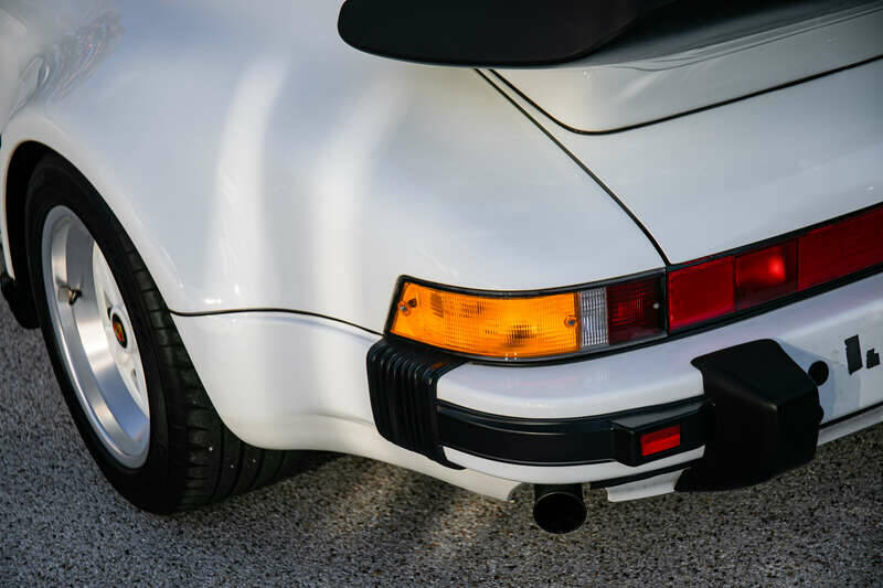 Image 25/31 of Porsche 911 Carrera 3.2 (1987)