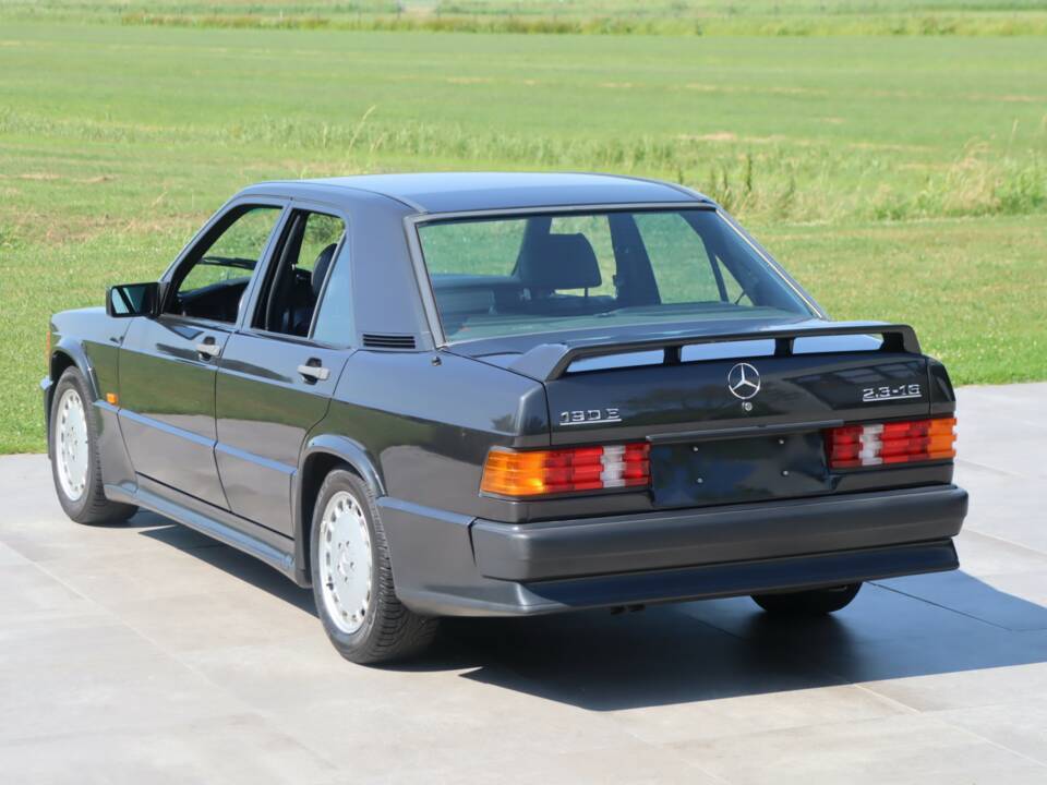 Immagine 2/50 di Mercedes-Benz 190 E 2.3-16 (1986)