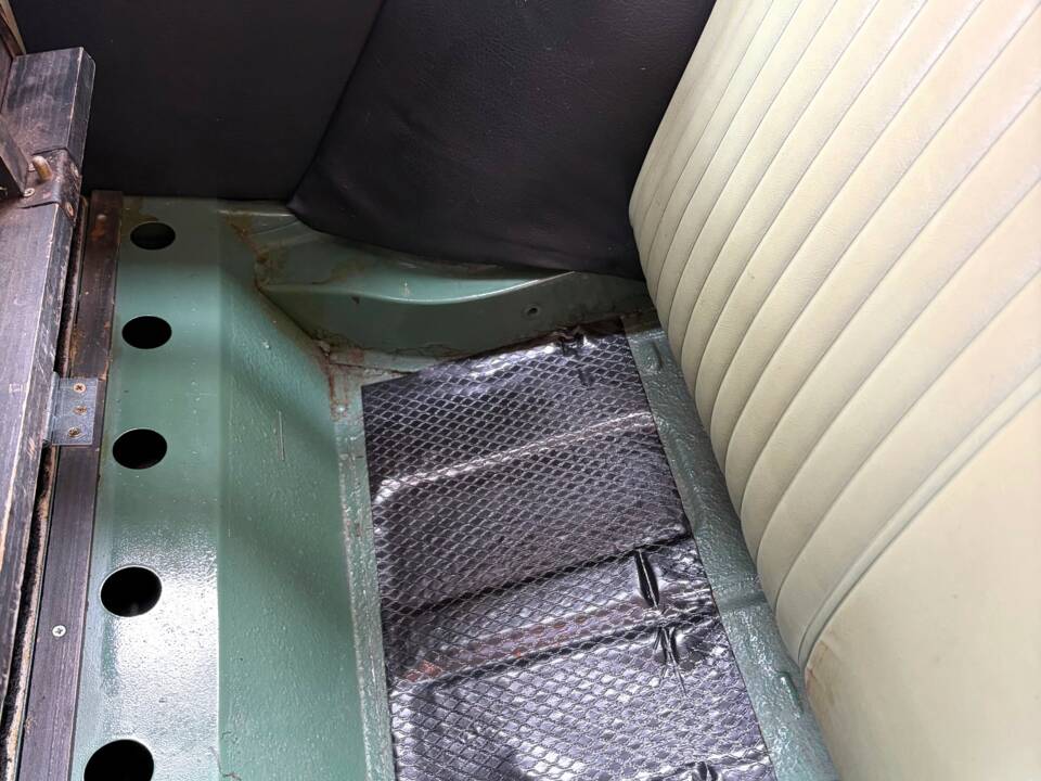 Image 22/24 of Morris Minor 1000 Traveller (1968)