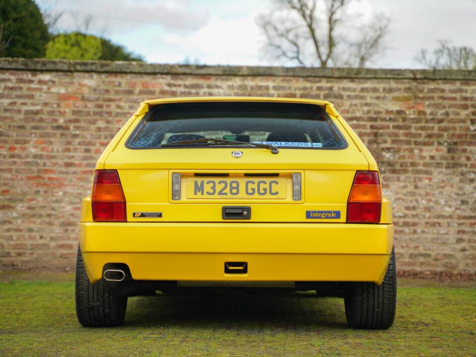 Image 46/50 of Lancia Delta HF Integrale Evoluzione II (1994)