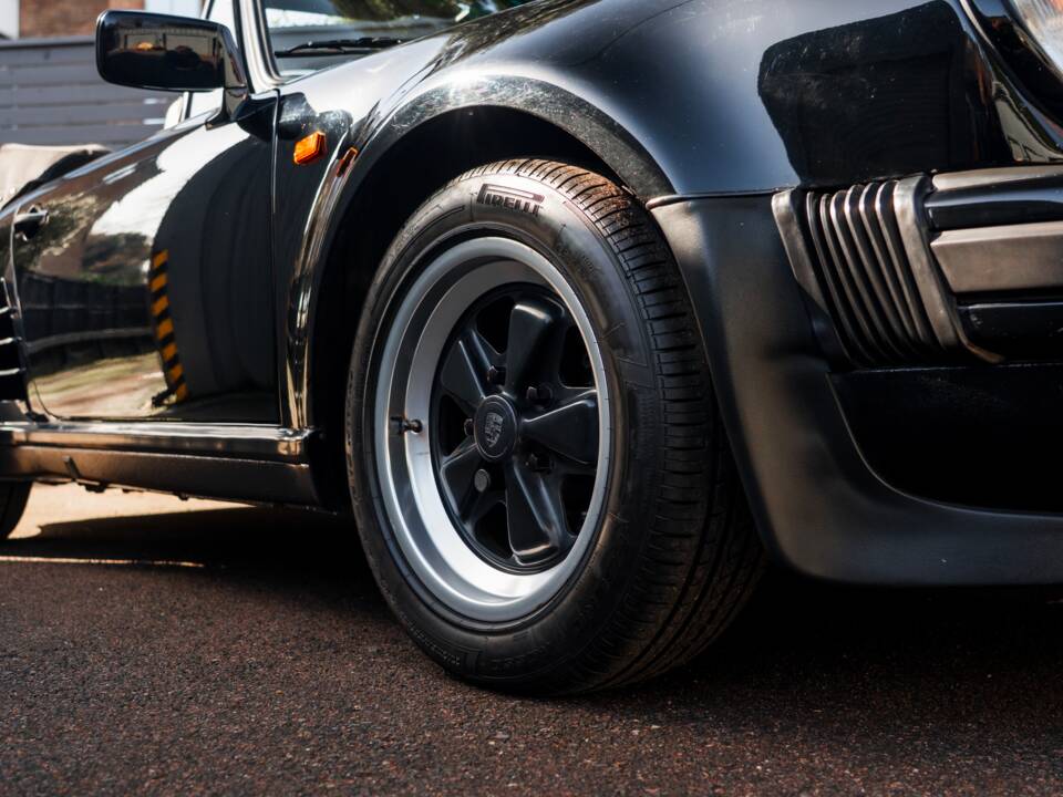 Imagen 43/60 de Porsche 911 Carrera 3.2 (WTL) (1988)