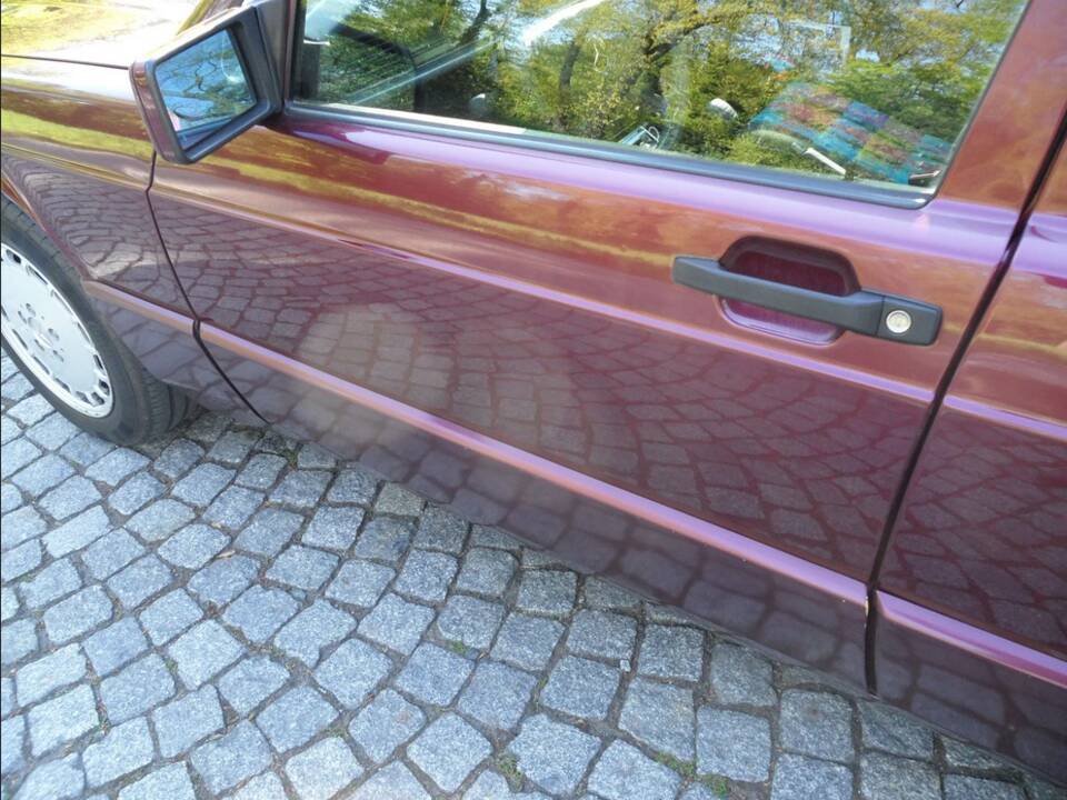 Image 33/137 of Mercedes-Benz 190 E 1.8 Avantgarde &quot;Rosso&quot; (1992)