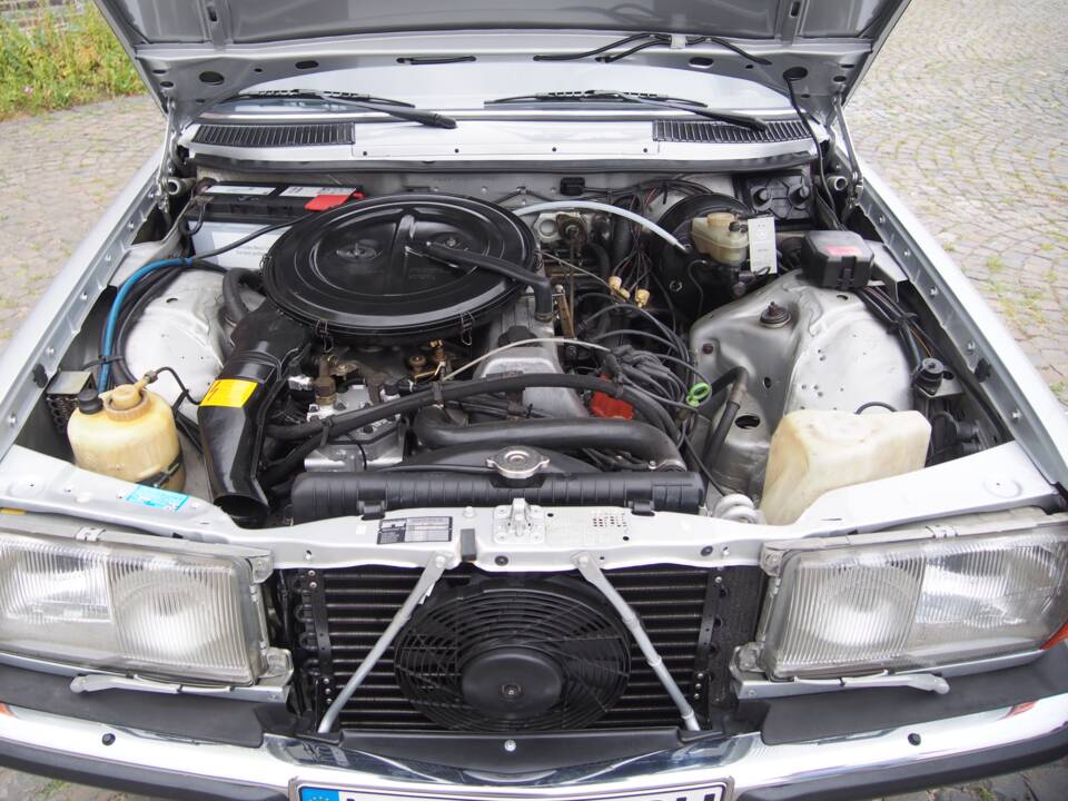 Bild 27/34 von Mercedes-Benz 250 lang (1983)