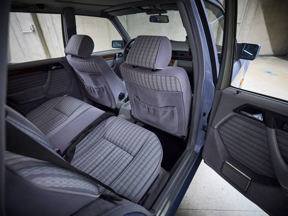Image 81/100 of Mercedes-Benz 230 TE (1990)