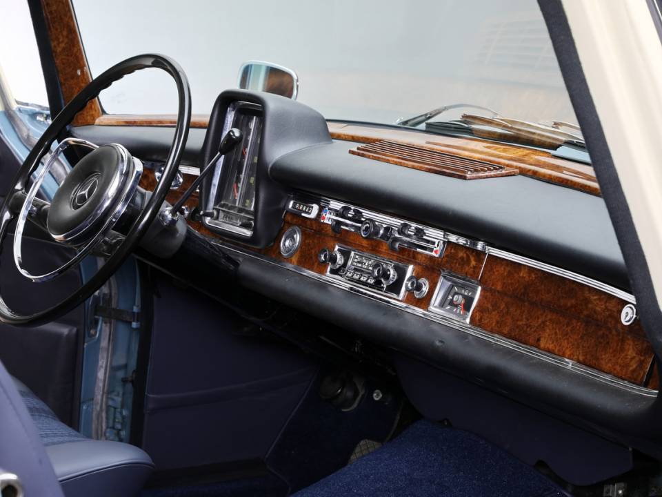 Bild 16/35 von Mercedes-Benz 230 S Universal (1968)