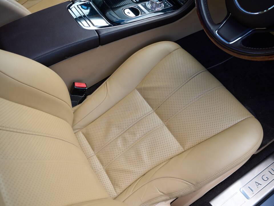 Bild 45/50 von Jaguar XJ 5.0 (2010)