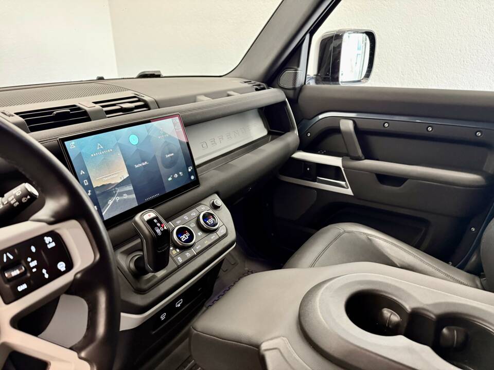 Image 17/25 of Land Rover Defender 110 D300 AWD (2022)