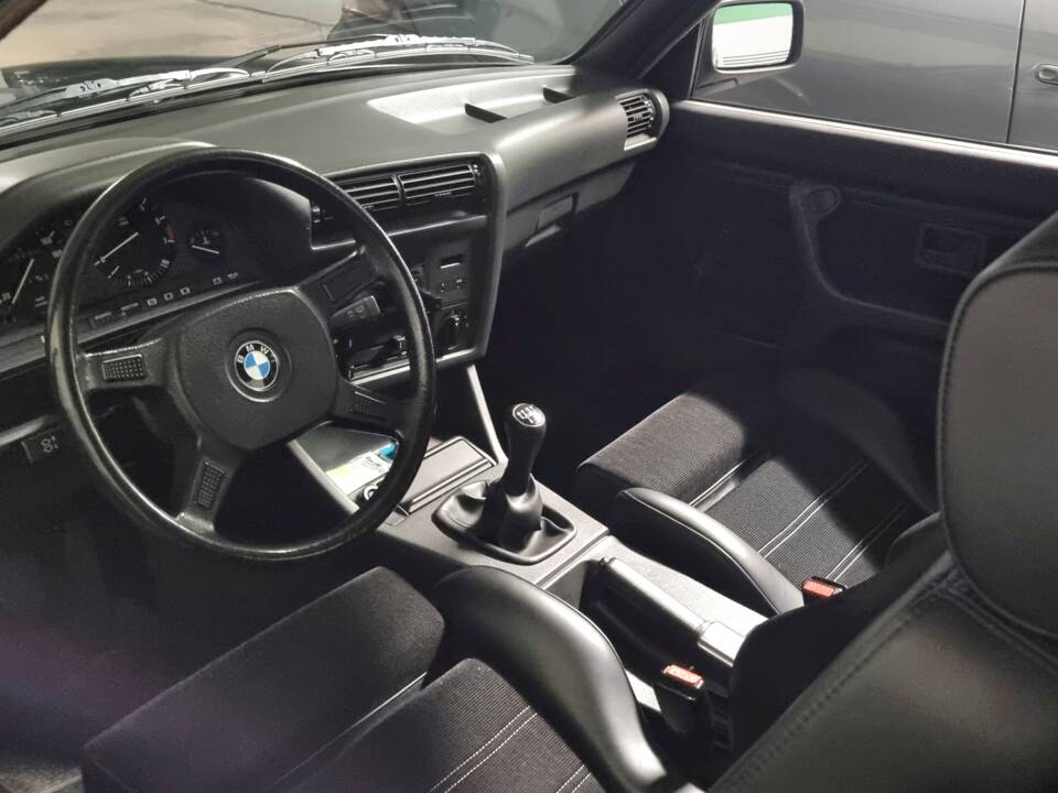 Image 3/100 of BMW 323i (1984)