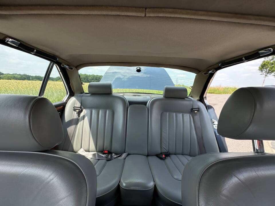 Image 18/20 of Daimler Double Six (1992)