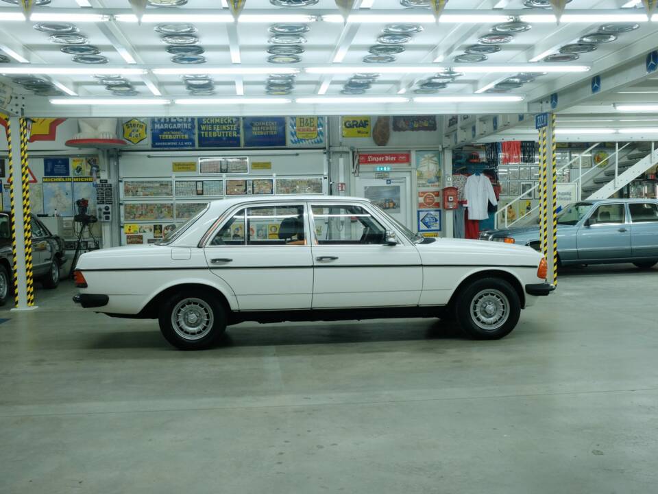 Bild 13/50 von Mercedes-Benz 230 (1977)