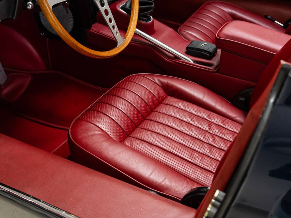 Image 22/36 of Jaguar E-Type (1969)