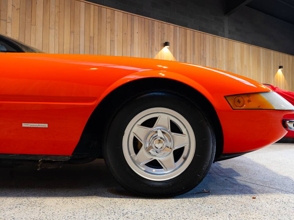 Image 23/74 of Ferrari 365 GTB/4 Daytona (1971)