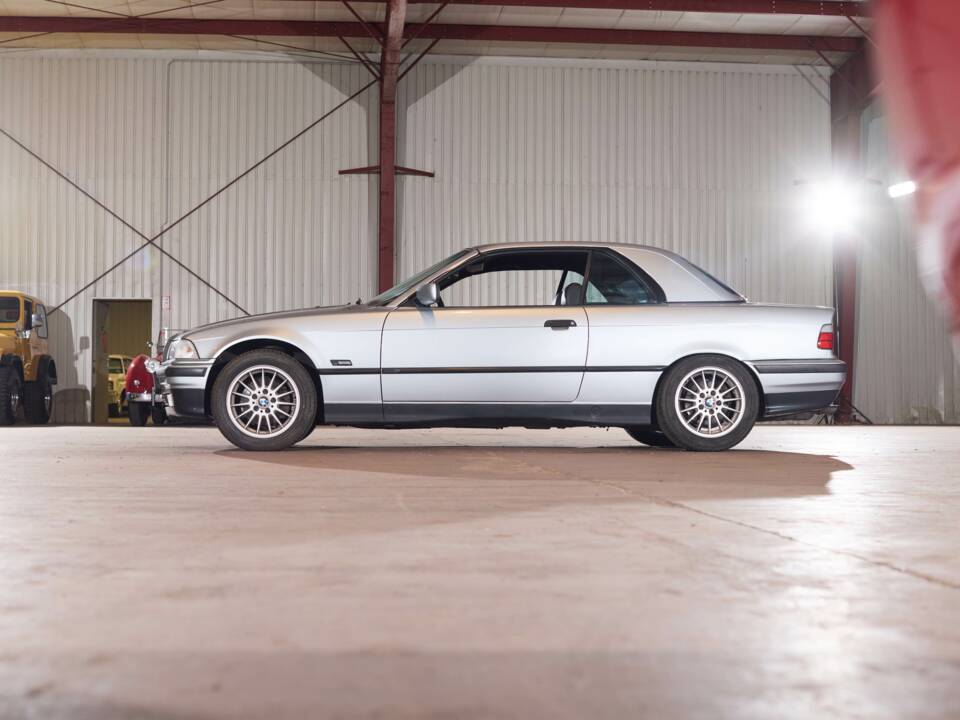Immagine 10/27 di BMW 328i (1995)