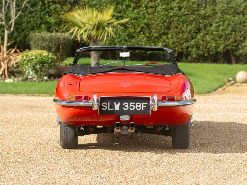 Image 11/50 de Jaguar E-Type (1967)