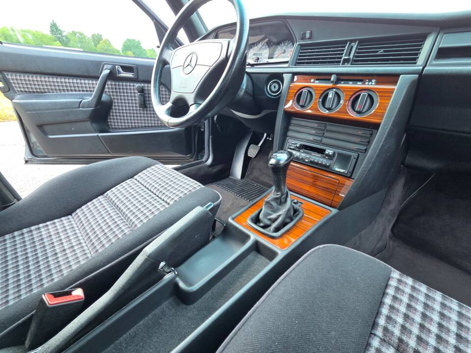 Bild 23/39 von Mercedes-Benz 190 E 1.8 (1992)