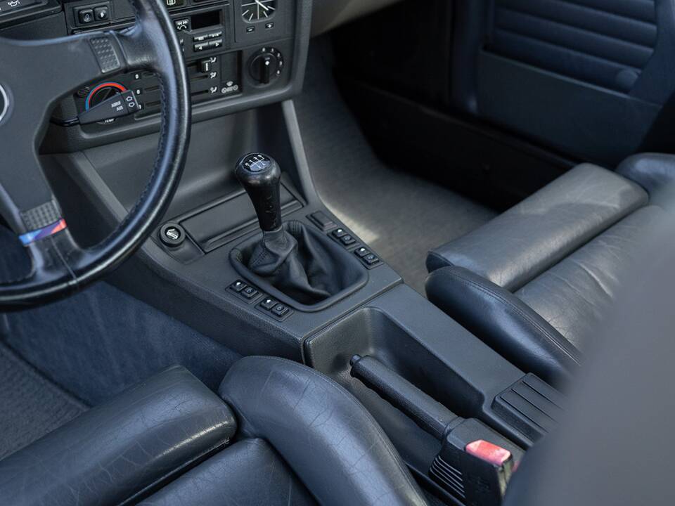Immagine 21/35 di BMW 320i (1988)